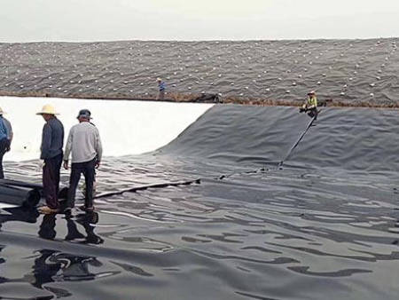 防滲膜鋪設(shè)工作人員